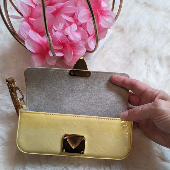 RARE LOUIS VUITTON Vernis Pochette Lagoon Glasses Case in Perle/Yellow - Picture 7 of 14
